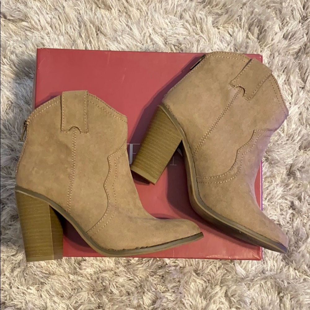 Taupe brown boots (Raelin) Size 7 from Target